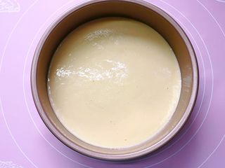 8、山药红枣鸡蛋糕,把打好的山药鸡蛋糊倒入模具中，然后轻震几下震出气泡。