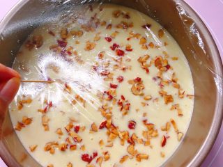 11、山药红枣鸡蛋糕,用牙签在保鲜膜上扎一些小孔。