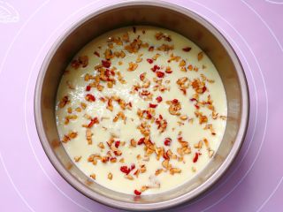 9、山药红枣鸡蛋糕,再撒上切好的红枣碎。