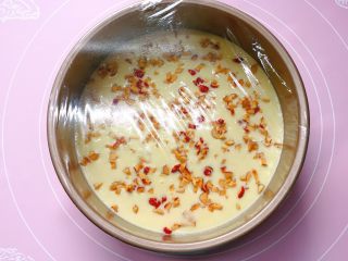 10、山药红枣鸡蛋糕,包上保鲜膜