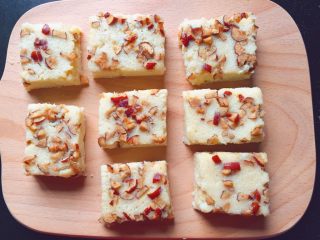 14、山药红枣鸡蛋糕,切成小块即可食用。