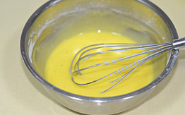 4、草莓蛋糕卷,拌成均匀的面糊。