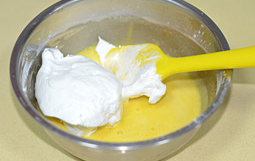 6、草莓蛋糕卷,将1/3打发好的蛋白加入到蛋黄糊中，用切拌和翻拌的方式拌匀。