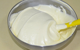 7、草莓蛋糕卷,拌匀后再倒回到蛋白盆中，用相同的手法将全部面糊拌匀。