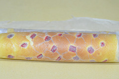 13、草莓蛋糕卷,用擀面杖辅助着将蛋糕卷卷起，包好放冰箱里冷藏定型，食用时切片即可。