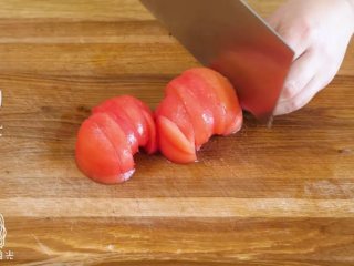 1、双色鸡蛋饼,西红柿划十字，用热水烫一下，去皮切小块~