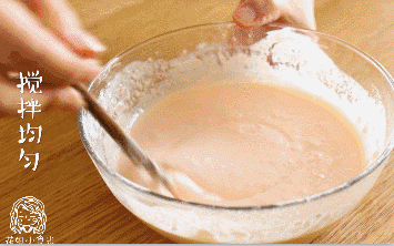 5、双色鸡蛋饼,碗中倒入适量低筋面粉、鸡蛋、西红柿泥和少量清水，搅拌均匀~