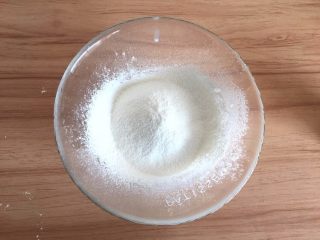 3、原味蛋糕卷,筛入低粉，用刮刀翻拌均匀