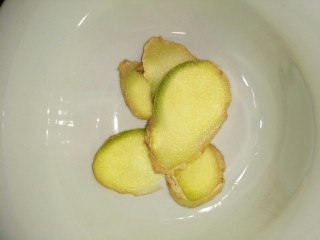 3、早餐螃蟹海鲜粥,虾跟螃蟹都是比较寒的，所以需要加几片生姜，去寒，还可以去腥味