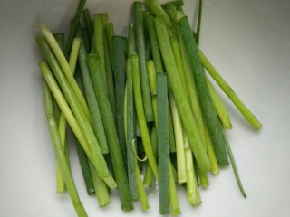 4、早餐螃蟹海鲜粥,葱是用来调色调味的，这个看个人喜好准备多少