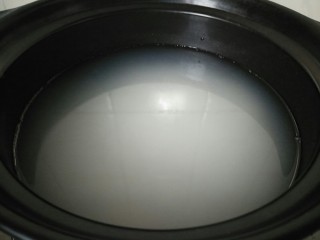 5、早餐螃蟹海鲜粥,用提前泡好的米开始用砂锅煮