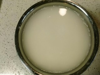 3、自酿米酒,这一步我们通称为泡米，冷水浸泡，12小时以上，水要多加点，因为米会吸水，要保证吸水后的水量依然能够没过糯米，泡米的时间可根据室温略调整。