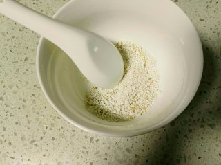 8、自酿米酒,记住全程无油无水，取干净小碗，用小勺压碎