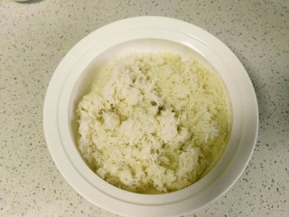 9、自酿米酒,蒸熟的糯米自然晾凉。粒粒分明、晶莹剔透，忍不住的想吃上一口。