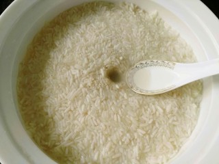 12、自酿米酒,大约一天后就会有米酒香味儿，两天后酒窝就会出酒，这时就酿好啦，温暖的环境一般要达到25左右，如果温度不够，除了采用辅助发热工具外，还可以给酒酿裹棉被，因为发酵会生热，适当的保温也可以达到目的，发酵时间视乎环境温度而定，不过冷过热都没问题。直接装了两盒，一盒放冷冻，一盒冷藏。随吃随取很方便