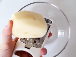 2、香香的小藕饼,把藕刨丝