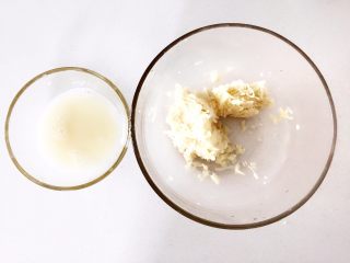 3、香香的小藕饼,沥干水分，可以借用蒸笼布，也可以直接用手挤。