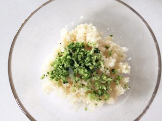 4、香香的小藕饼,把西兰花剁碎，加入，搅拌均匀。