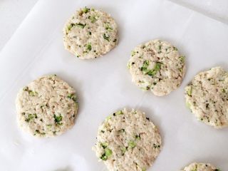 8、香香的小藕饼,将小圆球压扁成小圆饼状，厚度大概1cm不到的样子，这样煎的时候比较容易熟哈，太厚了较难熟，将所有搓好的圆饼放在一边备用。