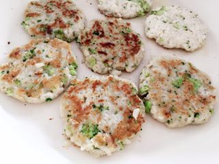 10、香香的小藕饼,小火每面煎2-3分钟左右，一面煎黄后煎另一面，两面都重复煎两次，直至呈现如图色泽。