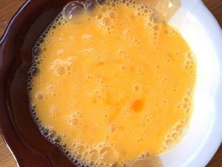 2、韭菜鸡蛋饺子,鸡蛋打散，锅中放入少许油加热后放入蛋液，煎炒一下