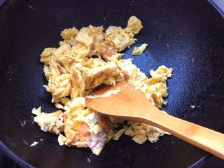 3、韭菜鸡蛋饺子,炒的不要太老，取出放凉。