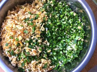 4、韭菜鸡蛋饺子,韭菜切碎，鸡蛋放凉后切碎，入盆