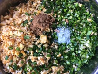 5、韭菜鸡蛋饺子,放入熟油，五香油，五香粉，味精，生抽