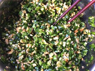 6、韭菜鸡蛋饺子,搅拌均匀后，放入少许盐搅拌均匀即可