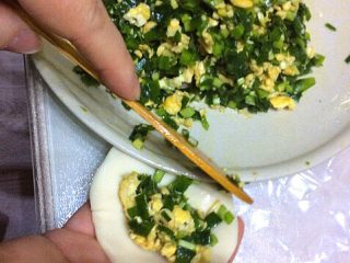 8、韭菜鸡蛋饺子,取饺子皮，开始包饺子