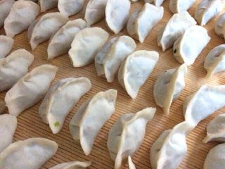 11、韭菜鸡蛋饺子,饺子包好，烧开水煮沸后下饺子，开锅后点两次水即可捞饺子了