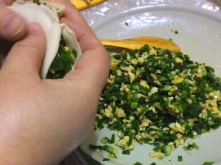 9、韭菜鸡蛋饺子,中间对捏