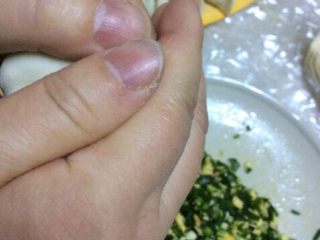 10、韭菜鸡蛋饺子,两个手捏住两边一剂就好了
