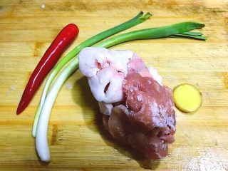 1、厨房挑战+荤菜+脆而不腻萝卜条炒肉,将猪肉，生姜，大蒜苗，红尖椒准备好