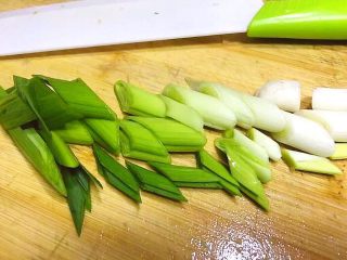 3、厨房挑战+荤菜+脆而不腻萝卜条炒肉,将大蒜苗洗净后斜切小段