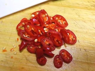 4、厨房挑战+荤菜+脆而不腻萝卜条炒肉,将红尖椒洗净后切成小圈，生姜拍碎切末