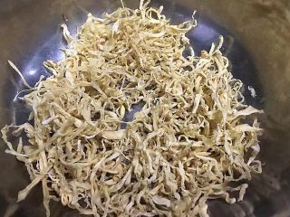 5、厨房挑战+荤菜+脆而不腻萝卜条炒肉,将晒干的萝卜条准备好