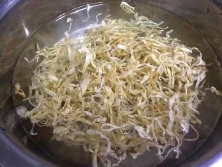 6、厨房挑战+荤菜+脆而不腻萝卜条炒肉,用一个碗装好，将热水倒入泡十五分钟