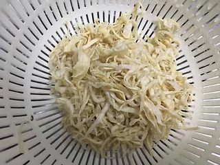 7、厨房挑战+荤菜+脆而不腻萝卜条炒肉,将泡开的萝卜条沥干水分备用