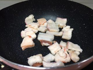 8、厨房挑战+荤菜+脆而不腻萝卜条炒肉,锅里放肥肉块中火翻炒，炸出油