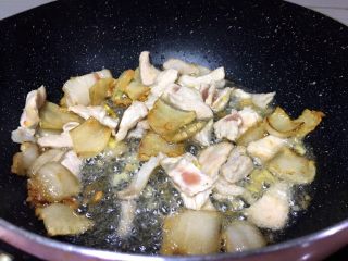 9、厨房挑战+荤菜+脆而不腻萝卜条炒肉,猪肥肉出油后将瘦肉放入翻炒至瘦肉变色