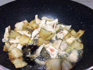 10、厨房挑战+荤菜+脆而不腻萝卜条炒肉,肉变色后加入一勺酱油