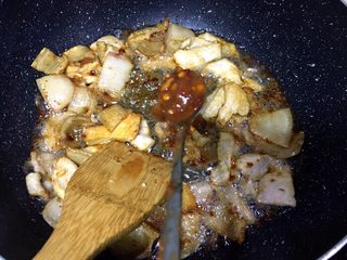 11、厨房挑战+荤菜+脆而不腻萝卜条炒肉,翻炒片刻后加入一勺豆瓣酱