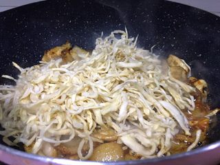 12、厨房挑战+荤菜+脆而不腻萝卜条炒肉,将沥干的萝卜条放入锅中大火翻炒