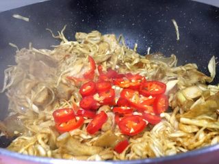 13、厨房挑战+荤菜+脆而不腻萝卜条炒肉,将切好的红尖椒放入锅中