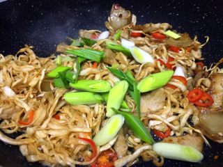 14、厨房挑战+荤菜+脆而不腻萝卜条炒肉,大火翻炒一会加入大蒜苗