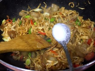 15、厨房挑战+荤菜+脆而不腻萝卜条炒肉,炒2分钟后加入一勺盐调味