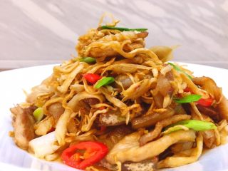 17、厨房挑战+荤菜+脆而不腻萝卜条炒肉,再来个近景图，根根有味。