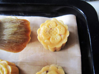 11、木糖醇山药&紫薯月饼,烤箱200°预热好后，放入烤盘于烤箱中层，烤制5分钟后取出，表面刷一层薄薄的鸡蛋液