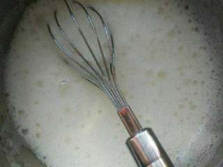 2、电饭锅蛋糕,蛋白加白糖打发.分3次加白糖